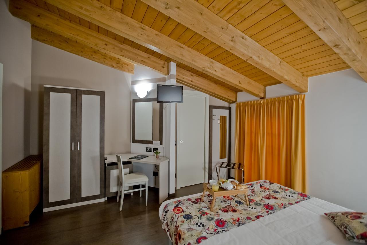 Hotel Lago Di Como Colico Bagian luar foto
